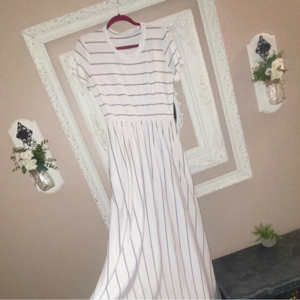 ❌❌SOLD❌❌WHITE AND GRAY MAXI DRESS WITH POCKETS